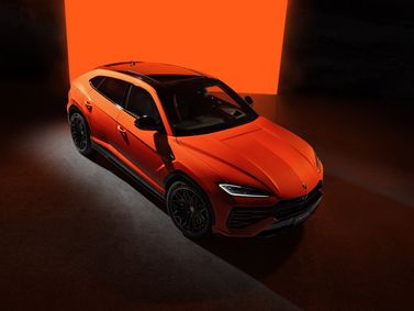 Lamborghini Urus أنا فيس ليفت، دفع رباعي 5 أبواب Se — منظر أمامي بزاوية ثلاثة أرباع