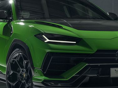 Lamborghini Urus أنا فيس ليفت، دفع رباعي 5 أبواب Performante — منظر أمامي بزاوية ثلاثة أرباع