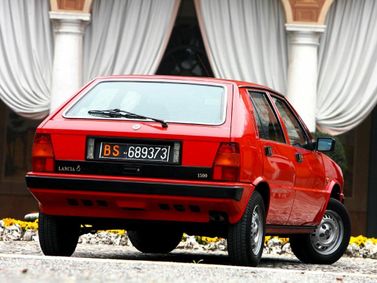 Lancia Delta I (831), Хэтчбек 5 дв. — вид сзади справа