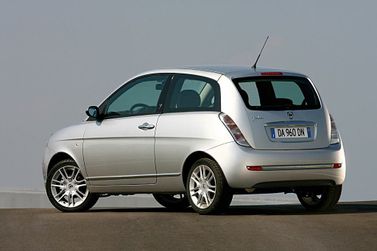 Lancia Ypsilon II (النوع 843) فيس ليفت، هاتشباك 3 أبواب — منظر خلفي أيمن