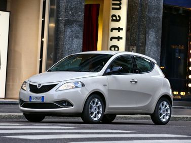 Lancia Ypsilon عملية فيس ليفت III (النوع 846)، هاتشباك 5 أبواب — منظر أمامي أيمن