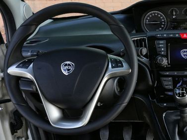Lancia Ypsilon عملية فيس ليفت III (النوع 846)، هاتشباك 5 أبواب — منطقة السائق