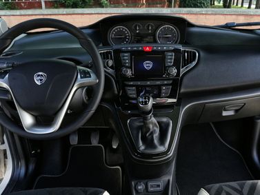 Lancia Ypsilon عملية فيس ليفت III (النوع 846)، هاتشباك 5 أبواب — لوحة القيادة