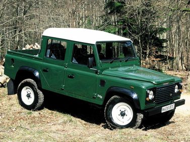 Land Rover Defender I، بيك أب بكابينة مزدوجة — منظر أمامي أيمن