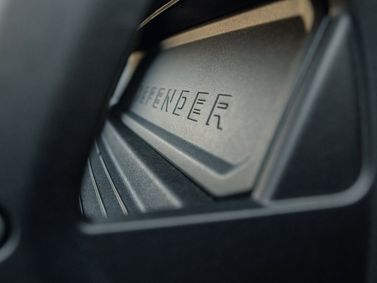 Land Rover Defender ثانياً، دفع رباعي 5 أبواب 110 — شعار السيارة واسم الطراز