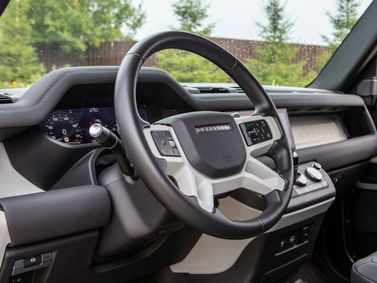Land Rover Defender ثانياً، دفع رباعي 3 أبواب 90 — عجلة القيادة