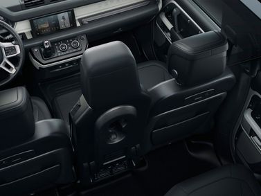 Land Rover Defender ثانياً، دفع رباعي 3 أبواب 90 — منظر عام للمقصورة