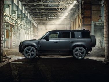 Land Rover Defender ثانياً، دفع رباعي 5 أبواب 110 — منظر من الجانب الأيسر