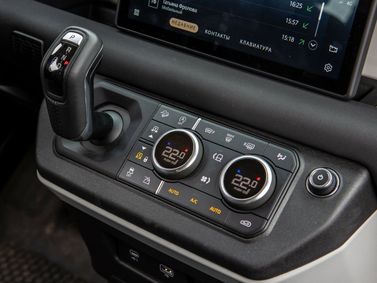 Land Rover Defender ثانياً، دفع رباعي 3 أبواب 90 — الكونسول الوسطي