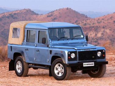 Land Rover Defender I، بيك أب بكابينة مزدوجة — منظر أمامي أيمن