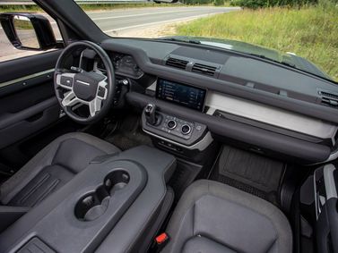 Land Rover Defender ثانياً، دفع رباعي 3 أبواب 90 — لوحة القيادة
