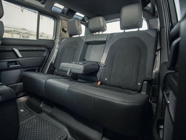 Land Rover Defender ثانياً، دفع رباعي 5 أبواب 110 — المقاعد الخلفية