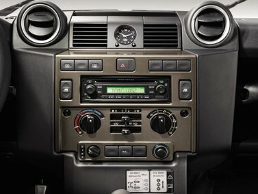 Land Rover Defender أنا فيس ليفت، دفع رباعي 3 أبواب — الكونسول الوسطي