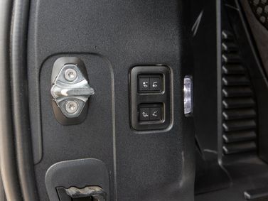 Land Rover Defender ثانياً، دفع رباعي 3 أبواب 90 — تفصيل داخلي