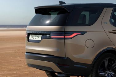 Land Rover Discovery V Рестайлинг, Внедорожник 5 дв. — вид сзади справа