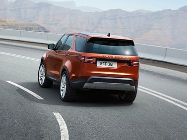 Land Rover Discovery V, Внедорожник 5 дв. — вид сзади слева