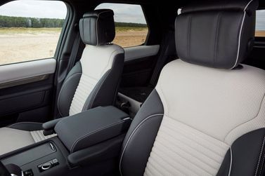 Land Rover Discovery V Рестайлинг, Внедорожник 5 дв. — передние сиденья