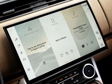 Land Rover Range Rover V، دفع رباعي 5 أبواب Long — شاشة نظام المعلومات والترفيه