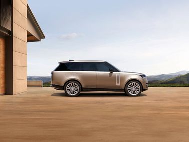 Land Rover Range Rover V، دفع رباعي 5 أبواب — منظر من الجانب الأيسر
