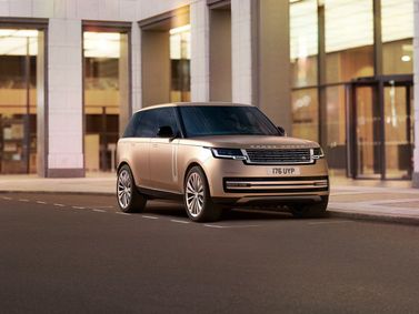 Land Rover Range Rover V، دفع رباعي 5 أبواب — منظر أمامي بزاوية ثلاثة أرباع