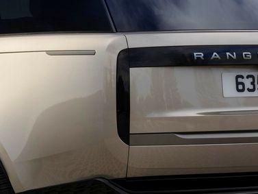 Land Rover Range Rover V، دفع رباعي 5 أبواب Long — الجزء الخلفي من السيارة عن قرب