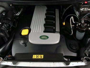 Land Rover Range Rover ثالثاً، دفع رباعي 5 أبواب — حجرة المحرك