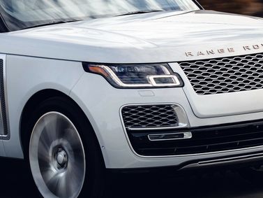 Land Rover Range Rover فيس ليفت IV، دفع رباعي 3 أبواب SV Coupe — الجزء الأمامي من السيارة عن قرب