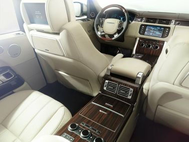 Land Rover Range Rover رابعاً، دفع رباعي 5 أبواب — منظر عام للمقصورة