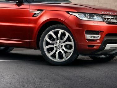 Land Rover Range Rover Sport II (L494)، دفع رباعي 5 أبواب — منظر أمامي أيمن