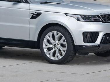 Land Rover Range Rover Sport II (L494) Facelift، دفع رباعي 5 أبواب — منظر أمامي أيمن