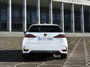 Lexus CT أنا فيس ليفت، هاتشباك 5 أبواب — منظر خلفي