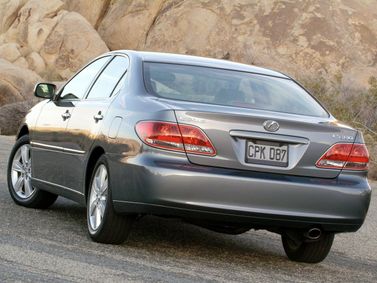 Lexus ES فيس ليفت IV، سيدان — منظر خلفي أيسر