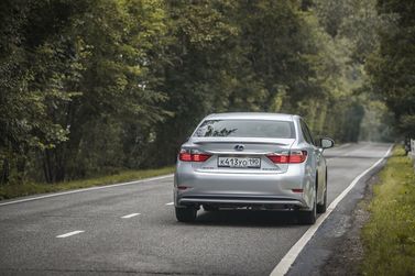 Lexus ES سادساً، سيدان — منظر خلفي بزاوية ثلاثة أرباع