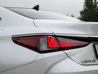 Lexus ES فيس ليفت السابع، سيدان — المصباح الخلفي