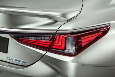 Lexus ES سابعاً، سيدان — المصباح الخلفي