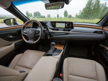 Lexus ES فيس ليفت السابع، سيدان — منطقة السائق