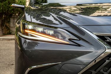 Lexus ES فيس ليفت السابع، سيدان — المصباح الأمامي