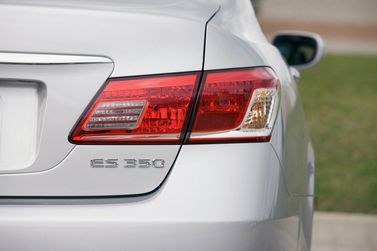 Lexus ES فيس ليفت V، سيدان — الجزء الخلفي من السيارة عن قرب