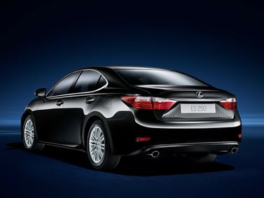 Lexus ES سادساً، سيدان — منظر خلفي أيمن