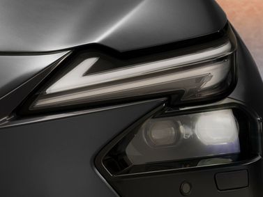 Lexus ES ثامناً، سيدان — المصباح الأمامي