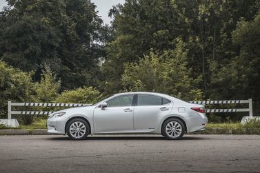 Lexus ES سادساً، سيدان — منظر من الجانب الأيسر