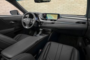Lexus ES سابعاً، سيدان — لوحة القيادة