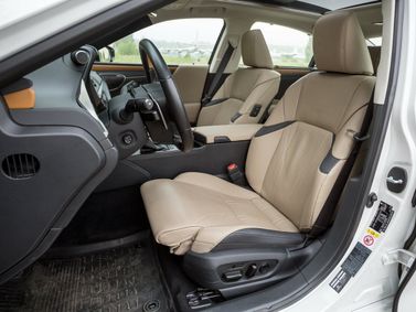 Lexus ES فيس ليفت السابع، سيدان — المقاعد الأمامية