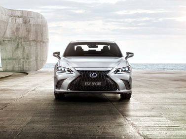 Lexus ES سابعاً، سيدان — منظر أمامي