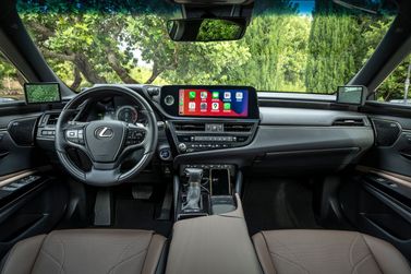 Lexus ES فيس ليفت السابع، سيدان — منطقة السائق
