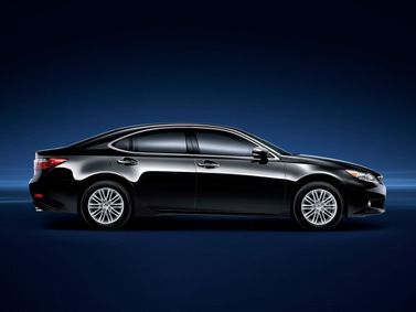 Lexus ES سادساً، سيدان — منظر من الجانب الأيمن
