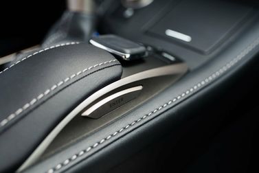 Lexus ES فيس ليفت السادس، سيدان — الكونسول الوسطي