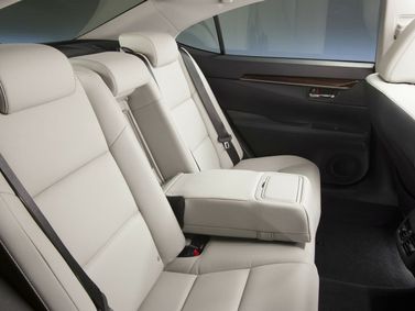 Lexus ES سادساً، سيدان — المقاعد الخلفية
