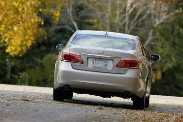 Lexus ES فيس ليفت V، سيدان — منظر خلفي