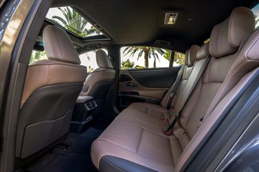 Lexus ES فيس ليفت السابع، سيدان — المقاعد الخلفية